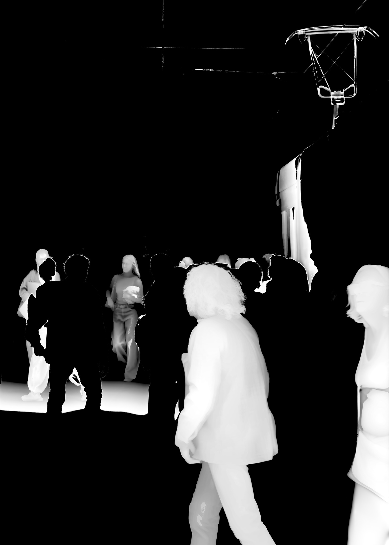 Plusieurs personnes à différentes distances mises en évidence en blanc sur fond noir.