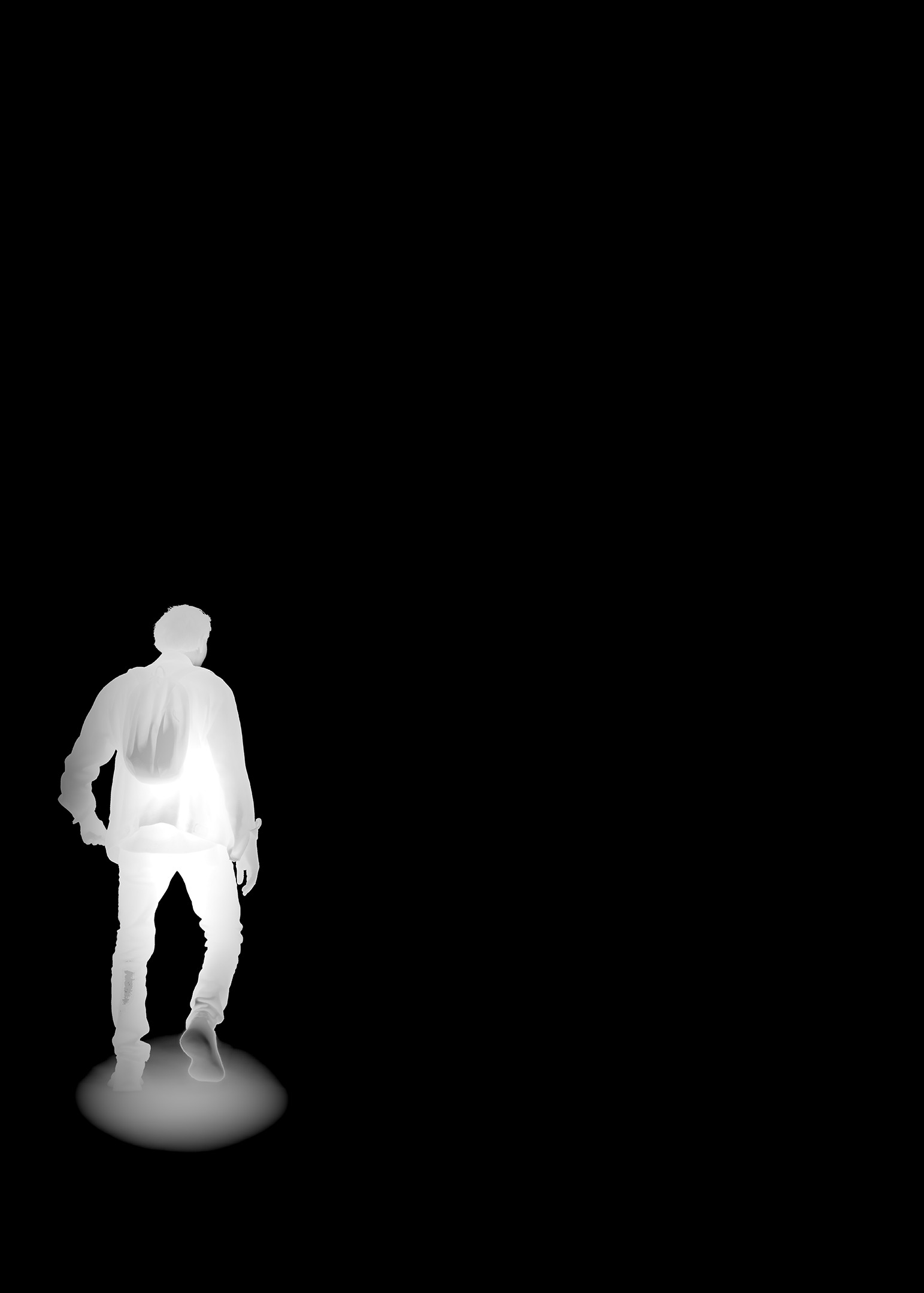 Un seul homme isolé en blanc, le reste de la scène laissé en noir.
