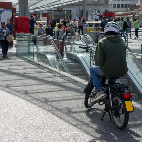 Une photographie d’une personne sur un cyclomoteur