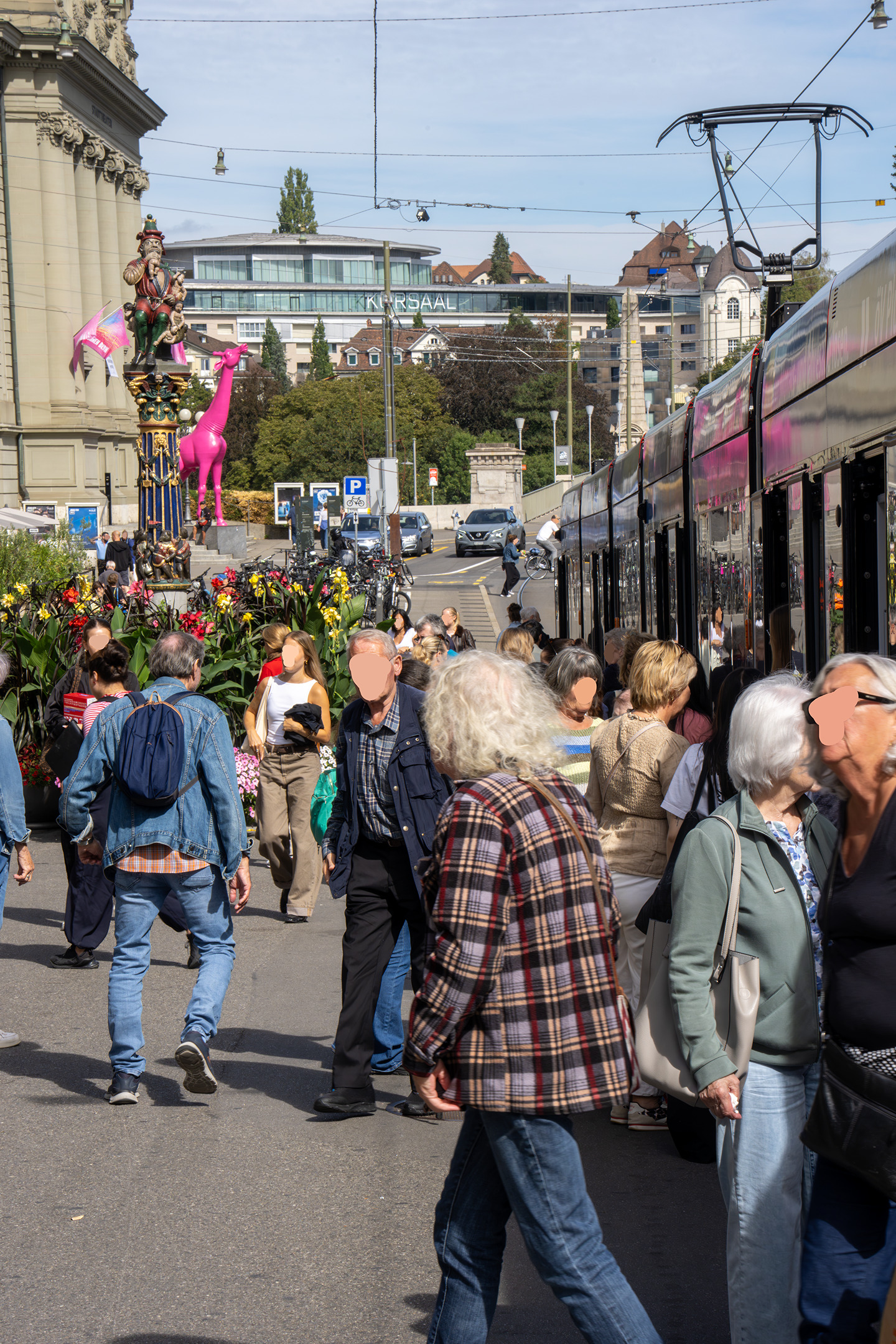 Étape 1 : la photographie, une foule sur un quai de tram sous les lignes aériennes.