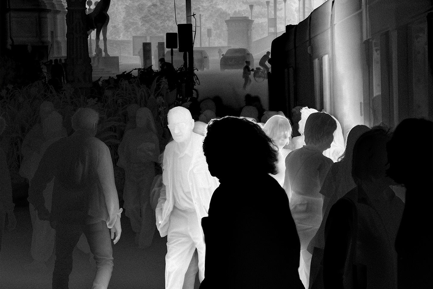 La vathographie de la même scène : un homme en marche mis en avant en blanc parmi des silhouettes plus sombres.