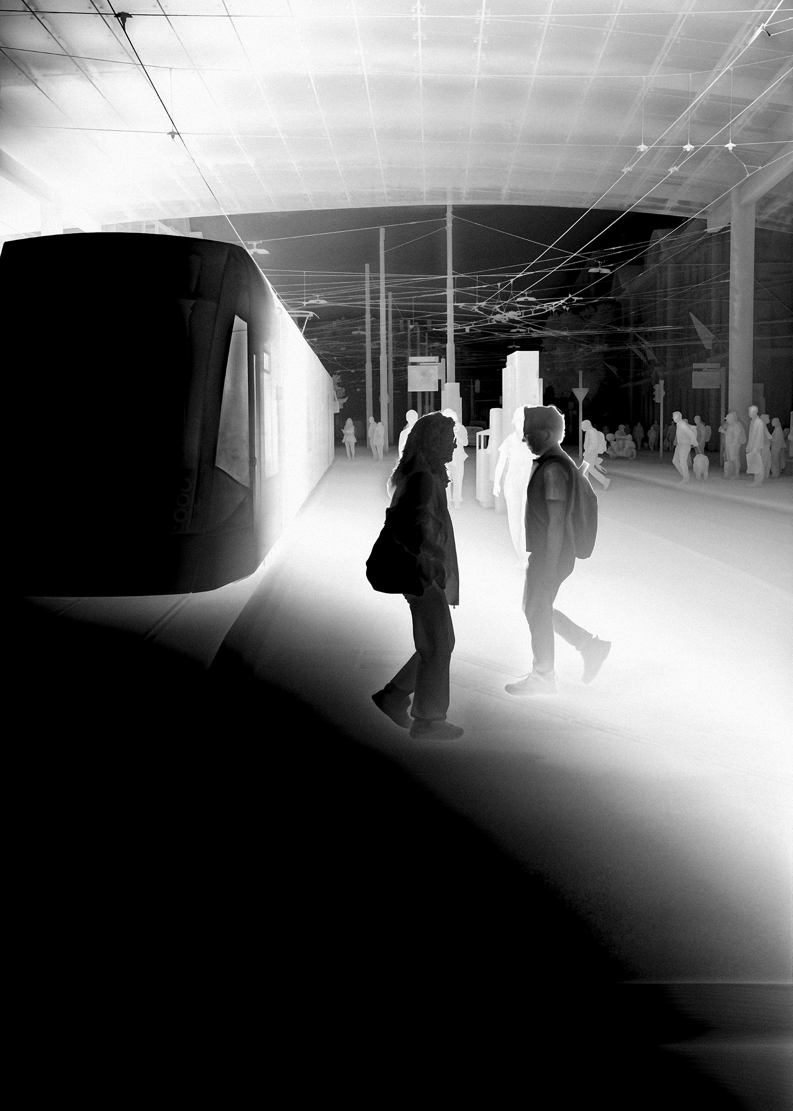 Une vathographie&nbsp;: deux personnes marchant le long d’un train sous la toiture d’une gare, une bande de sol lumineuse qui s’éloigne.