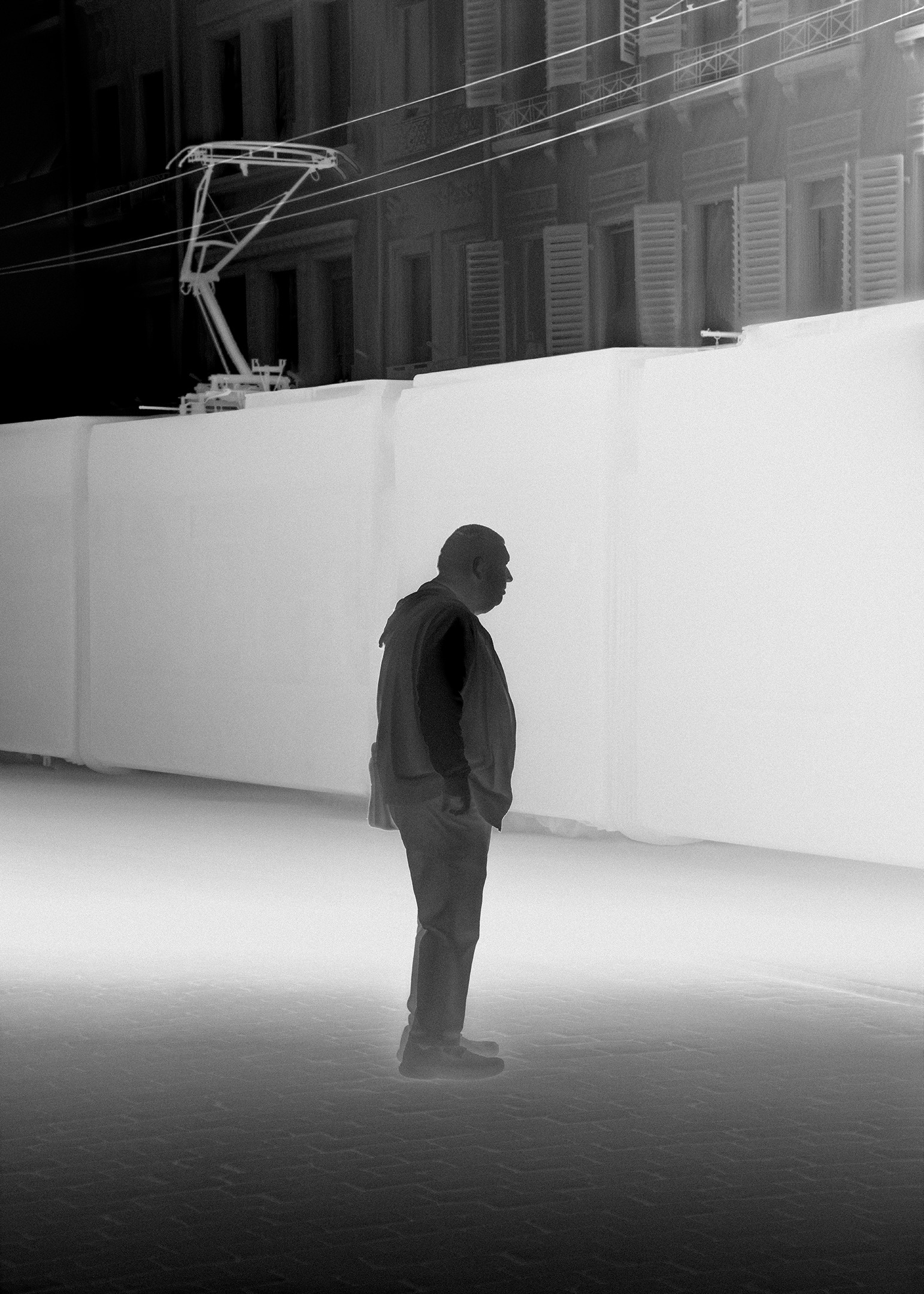 Une vathographie&nbsp;: un homme debout, seul, devant un tram.